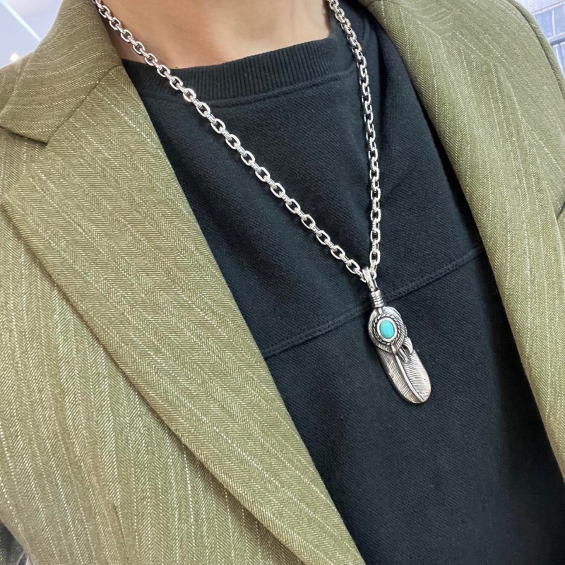 G*u*i necklaces